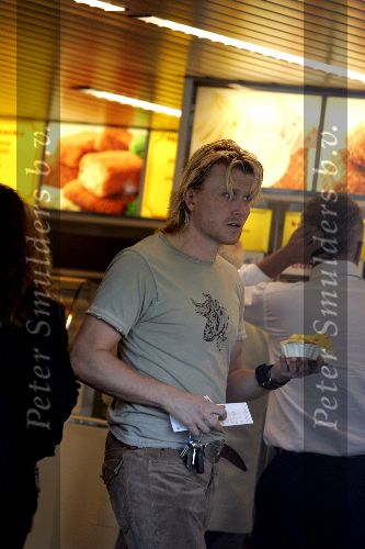 Amsterdam 30 juli 2005
Hans Klok haalt frietje/patatje bij de febo