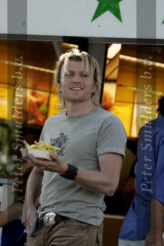 Amsterdam 30 juli 2005
Hans Klok haalt frietje/patatje bij de febo