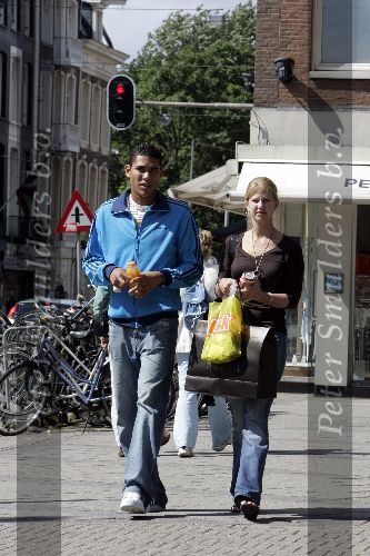 Amsterdam 30 juli 2005
Hedwiges Maduro aan het winkelen met zijn vriendin in Amsterdam