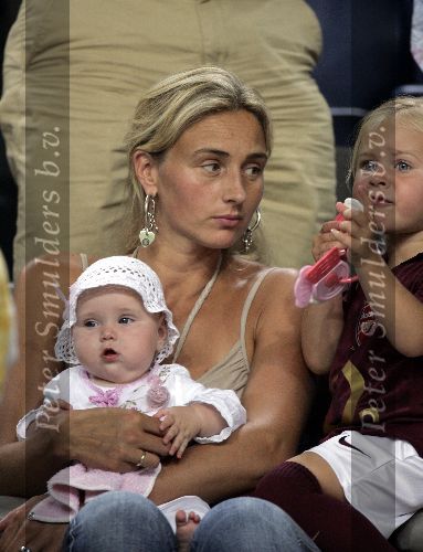 Amsterdam 29 juli 2005
Ajax tournooi in de Arenea. Ajax-Arsenal.
Vader en Moeder Dennis Bergkamp met Yasmin   Mitchell Estelle Saffon en Henriette Bergkamp.