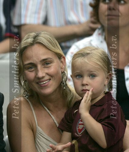 Amsterdam 29 juli 2005
Ajax tournooi in de Arenea. Ajax-Arsenal.
Vader en Moeder Dennis Bergkamp met Yasmin   Mitchell Estelle Saffon en Henriette Bergkamp. Mario v d Ende