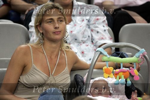 Amsterdam 29 juli 2005
Ajax tournooi in de Arenea. Ajax-Arsenal.
Vader en Moeder Dennis Bergkamp met Yasmin   Mitchell Estelle Saffon en Henriette Bergkamp.