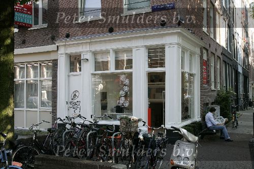 Amsterdam 14 juli 2005
Winkel en appartementen van Herman Heinsbroek in de Saenredamstraat .