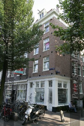 Amsterdam 14 juli 2005
Winkel en appartementen van Herman Heinsbroek in de Saenredamstraat .