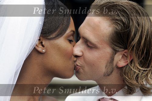 Hierden 15 juli 2005
Jasmine Sendar trouwen met Rutger Fahrner.
kussend
