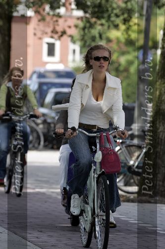 Amsterdam 30 juli 2005
Jennifer Hofman op de fiets in Amsterdam
