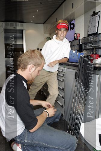 Halfweg, 26 Juli 2005 Golfclub Houtrak
Demonstratie en clubfitting van TaylorMade
Op de foto Junior Smulders spelend voor golfclub Best Hcp 2.1
met de clubfitter van TaylorMade die zijn nieuwe clubs aan het maken is