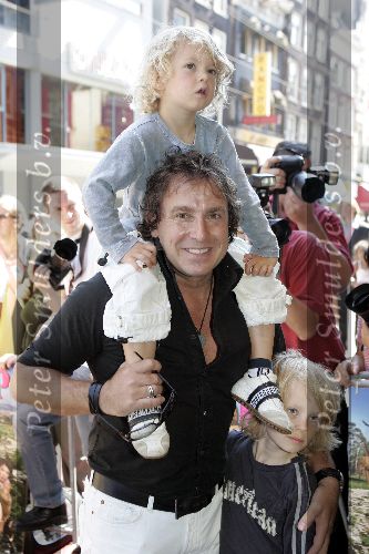 Amsterdam 10 juli 2005
Premiere Zoop in Tuschinski.
Marco Borsato met Leontine Borsato en Luca Senna en jada