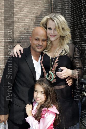 Amsterdam  28 juli 2005
Frans Molenaar modeshow bij amsterdam fashion week bij westergasfabriek. Maria Kooistra met man Steve en dochter