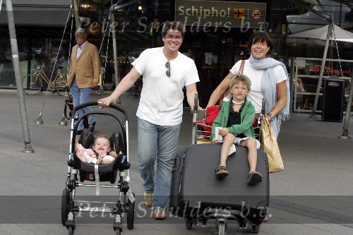 Schiphol 29 juli 2005
Martijn Krabbe en Amanda met kinderen komen terug van vakantie
