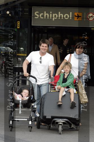 Schiphol 29 juli 2005
Martijn Krabbe en Amanda met kinderen komen terug van vakantie