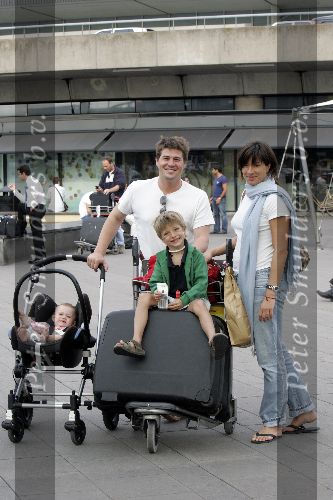 Schiphol 29 juli 2005
Martijn Krabbe en Amanda met kinderen komen terug van vakantie