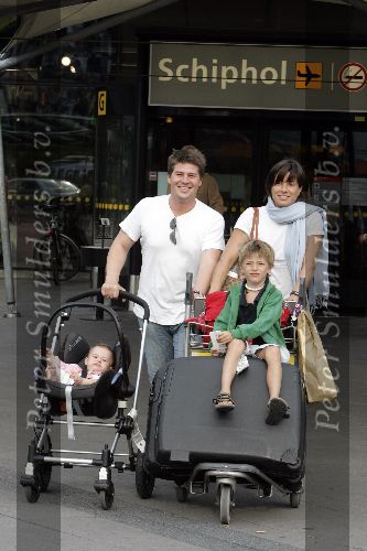 Schiphol 29 juli 2005
Martijn Krabbe en Amanda met kinderen komen terug van vakantie