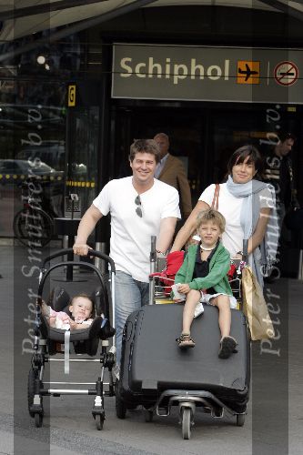 Schiphol 29 juli 2005
Martijn Krabbe en Amanda met kinderen komen terug van vakantie