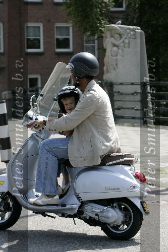 Amsterdam 13 juli 2005
Ruud Gullit met zijn zoon Maxim op vespa scooter