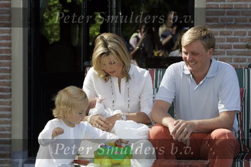 Wassenaar 17 juli 2005
Fotomoment met Maxima Amalia Prins Willem Alexander en Alexia bij hun woning \
