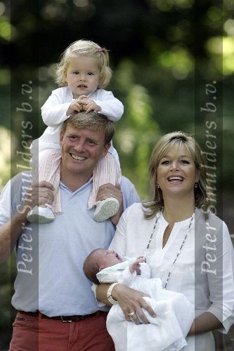 Wassenaar 17 juli 2005
Fotomoment met Maxima Amalia Prins Willem Alexander en Alexia bij hun woning \
