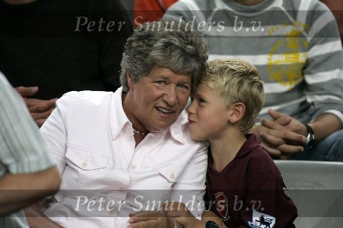 Amsterdam 29 juli 2005
Ajax tournooi in de Arenea. Ajax-Arsenal.
Vader en Moeder Dennis Bergkamp met Yasmin   Mitchell Estelle Saffon en Henriette Bergkamp.