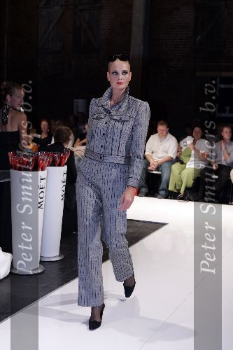 Amsterdam  28 juli 2005
Frans Molenaar modeshow bij amsterdam fashion week bij westergasfabriek.