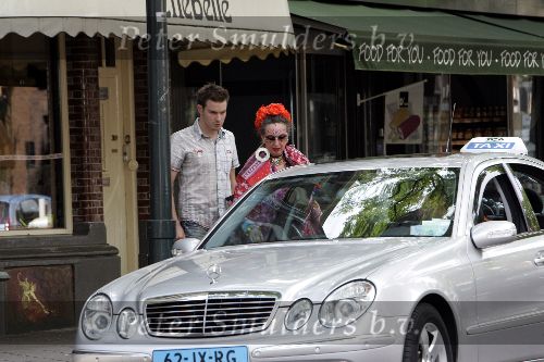 Amsterdam 18 juli 2005
Petra Heyboer winkelend op cornelis schuytstraat met taxi