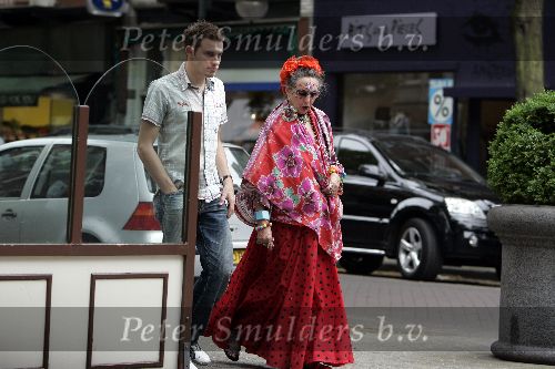 Amsterdam 18 juli 2005
Petra Heyboer winkelend op cornelis schuytstraat met taxi