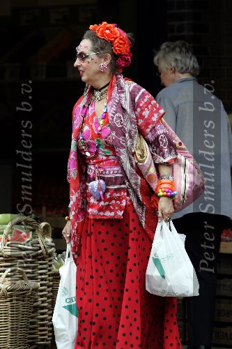 Amsterdam 18 juli 2005
Petra Heyboer winkelend op cornelis schuytstraat met taxi