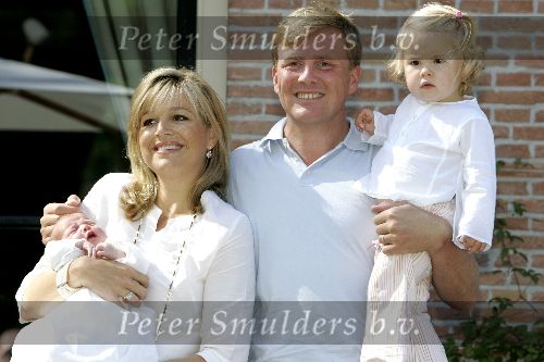 Wassenaar 17 juli 2005
Fotomoment met Maxima Amalia Prins Willem Alexander en Alexia bij hun woning \