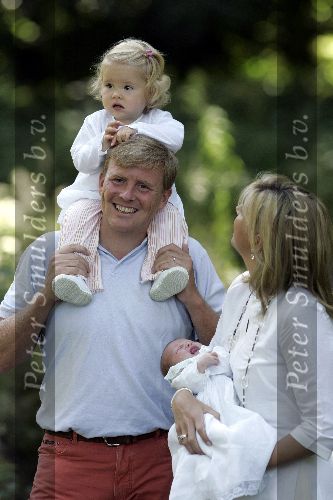Wassenaar 17 juli 2005
Fotomoment met Maxima Amalia Prins Willem Alexander en Alexia bij hun woning \