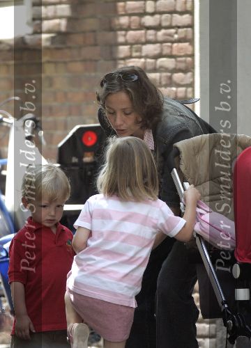 Amsterdam 13 juli 2005
Prinses Marilene met Anna v Vollenhoven Lucas v Vollenhoven en kinderwagen met Felicia