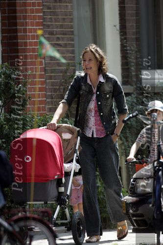 Amsterdam 13 juli 2005
Prinses Marilene met Anna v Vollenhoven Lucas v Vollenhoven en kinderwagen met Felicia