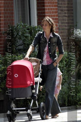 Amsterdam 13 juli 2005
Prinses Marilene met Anna v Vollenhoven Lucas v Vollenhoven en kinderwagen met Felicia