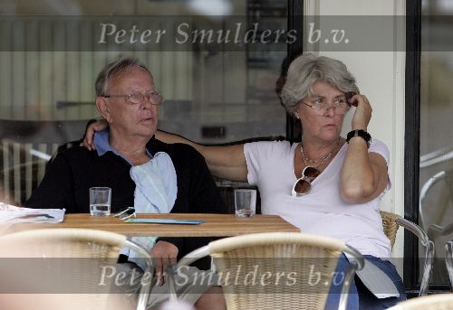Amsterdam  28 juli 2005
Rijk de Gooijer op terras met zijn vriendin Nel.