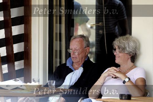 Amsterdam  28 juli 2005
Rijk de Gooijer op terras met zijn vriendin Nel.