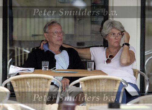 Amsterdam  28 juli 2005
Rijk de Gooijer op terras met zijn vriendin Nel.
