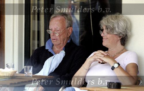 Amsterdam  28 juli 2005
Rijk de Gooijer op terras met zijn vriendin Nel.