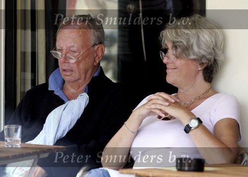 Amsterdam  28 juli 2005
Rijk de Gooijer op terras met zijn vriendin Nel.