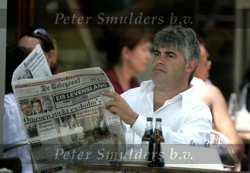 Amsterdam 13 juli 2005
Rob Oudkerk op terras met telegraaf