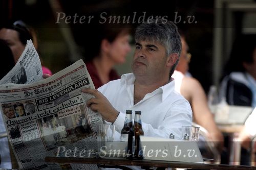 Amsterdam 13 juli 2005
Rob Oudkerk op terras met krant de telegraaf