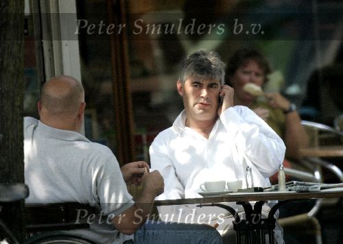 Amsterdam 13 juli 2005
Rob Oudkerk met gsm op terras met Gert Berg