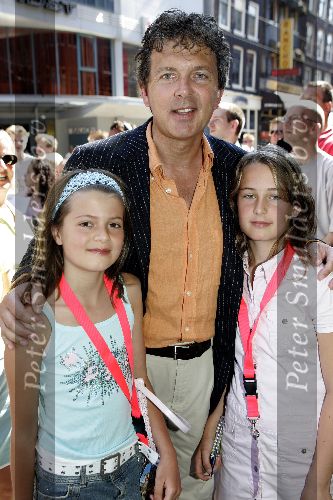 Amsterdam 10 juli 2005
Premiere Zoop in Tuschinski.
Robert ten Brink met dochters