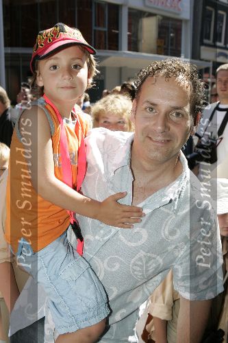 Amsterdam 10 juli 2005
Premiere Zoop in Tuschinski.
Robin de Lavita met zoon