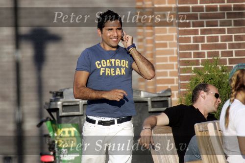 Amsterdam 12 juli 2005
Froukje de Both met nieuwe vriend op terras bij Panama.Rodrigo Otazu met gsm