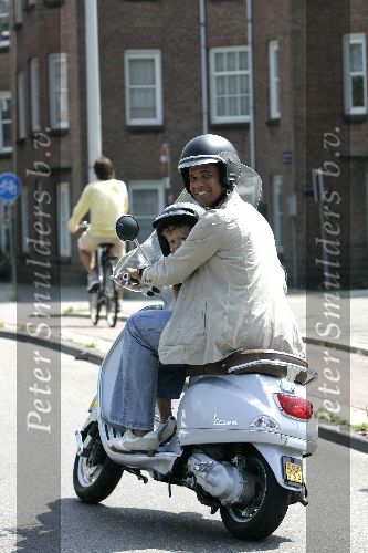 Amsterdam 13 juli 2005
Ruud Gullit met zijn zoon Maxim op vespa scooter