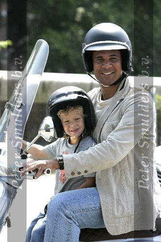 Amsterdam 13 juli 2005
Ruud Gullit met zijn zoon Maxim op vespa scooter