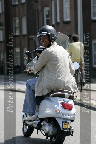 Amsterdam 13 juli 2005
Ruud Gullit met zijn zoon Maxim op vespa scooter