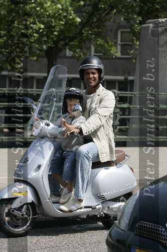 Amsterdam 13 juli 2005
Ruud Gullit met zijn zoon Maxim op vespa scooter