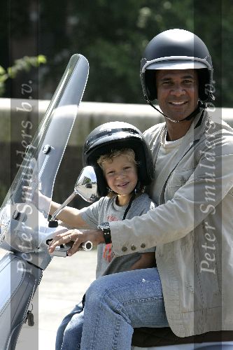 Amsterdam 13 juli 2005
Ruud Gullit met zijn zoon Maxim op vespa scooter