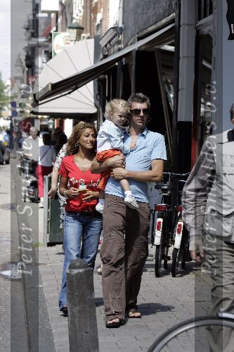 Amsterdam 30 juli 2005
Ruud de Wild winkelen met zijn dochter Toy Travis en vriendin Aafke.