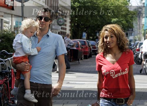 Amsterdam 30 juli 2005
Ruud de Wild winkelen met zijn dochter Toy Travis en vriendin Aafke.