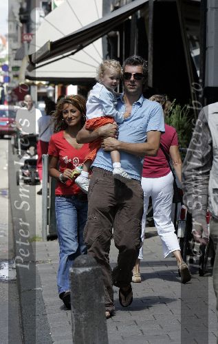 Amsterdam 30 juli 2005
Ruud de Wild winkelen met zijn dochter Toy Travis en vriendin Aafke.